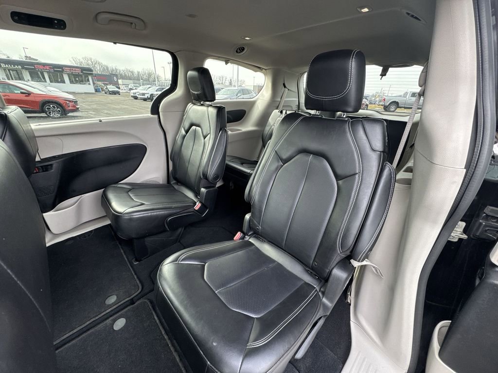 Used 2023 Chrysler Pacifica Touring-L image 22