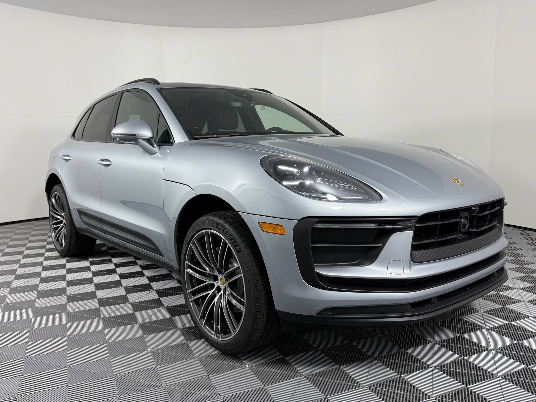 Certified 2026 Porsche Macan AWD/4WD image 7