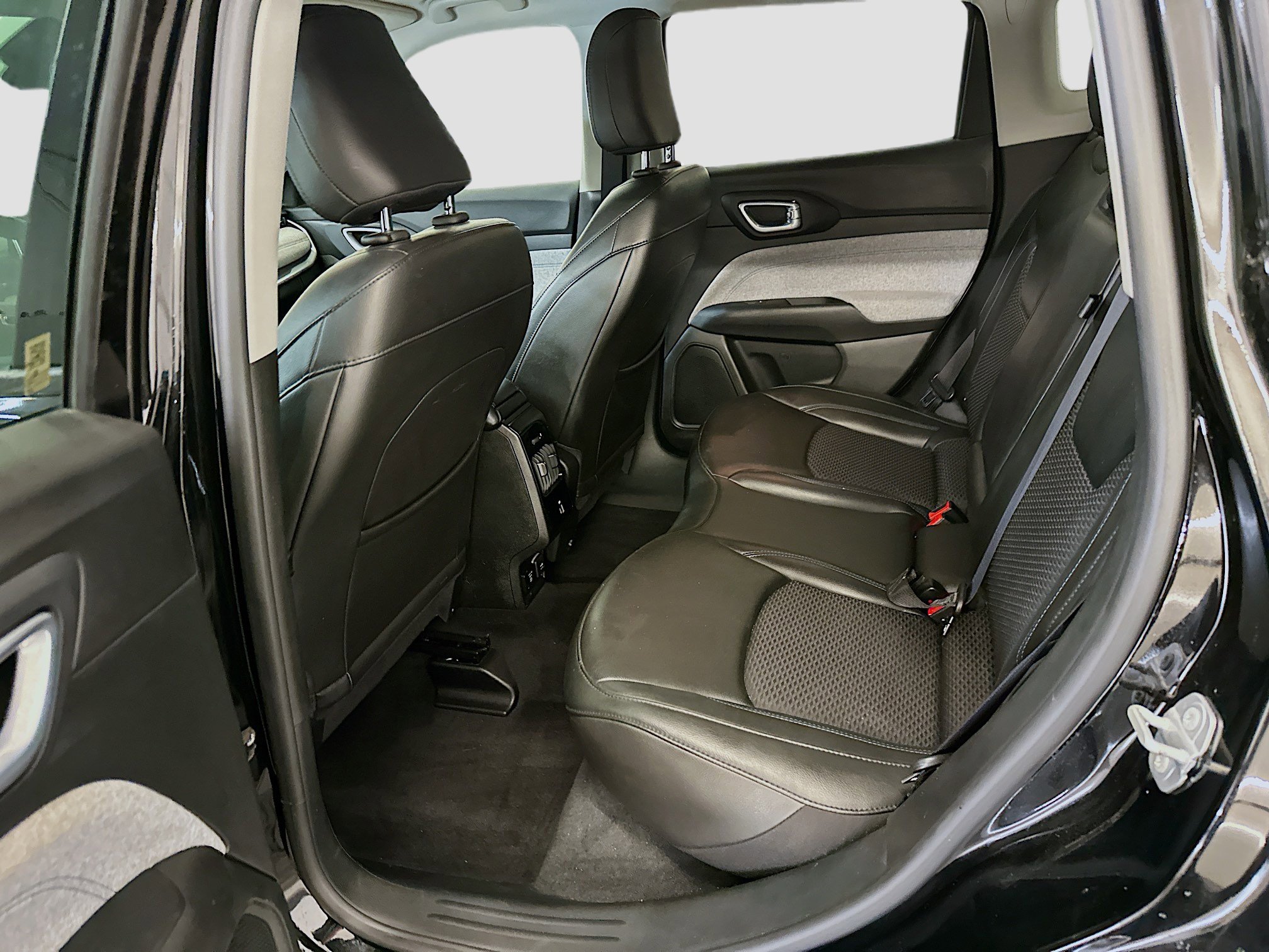 Used 2022 Jeep Compass Latitude w/ Convenience Group AWD/4WD image 28