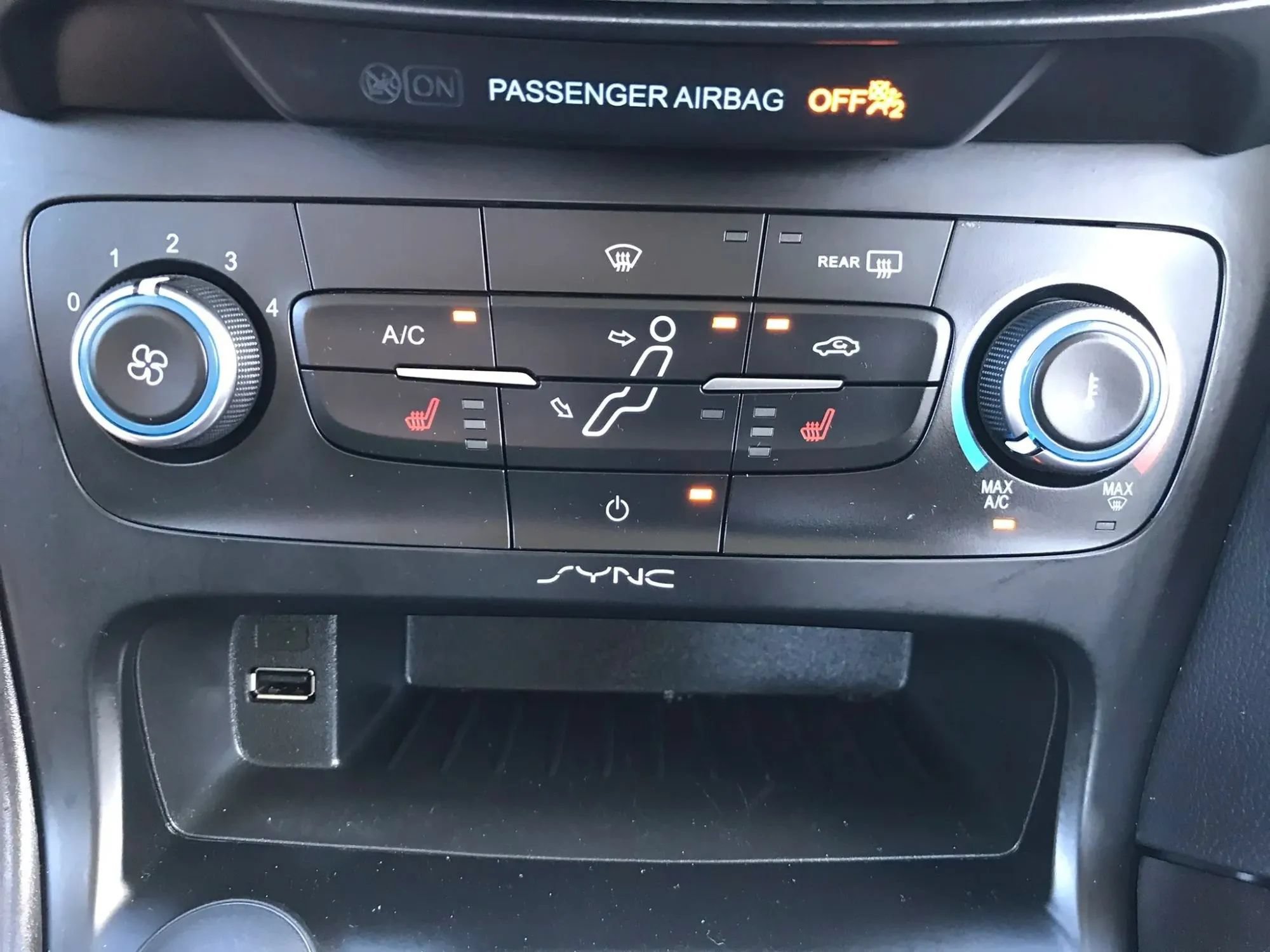 Used 2018 Ford Focus SE w/ SE Appearance Package FWD image 24