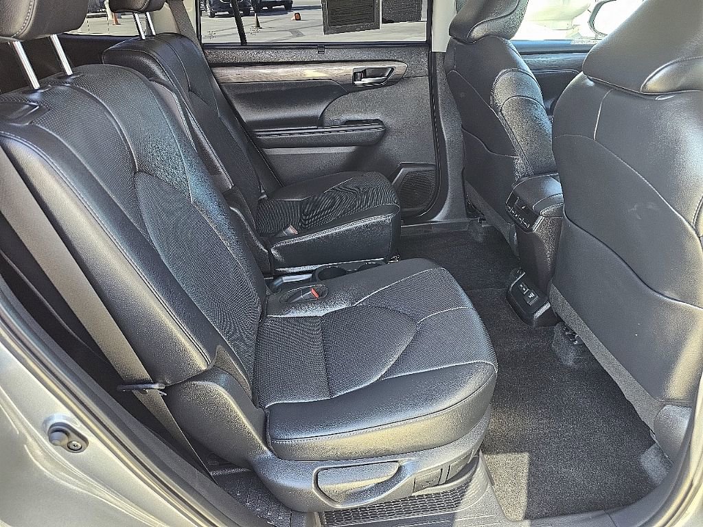 Used 2025 Toyota Highlander Limited image 21