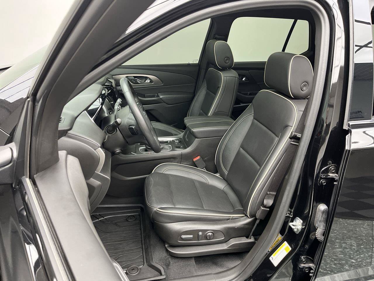 Certified 2022 Chevrolet Traverse Premier w/ Redline Edition AWD/4WD image 10