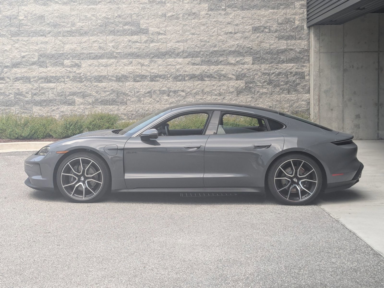 New 2025 Porsche Taycan image 2