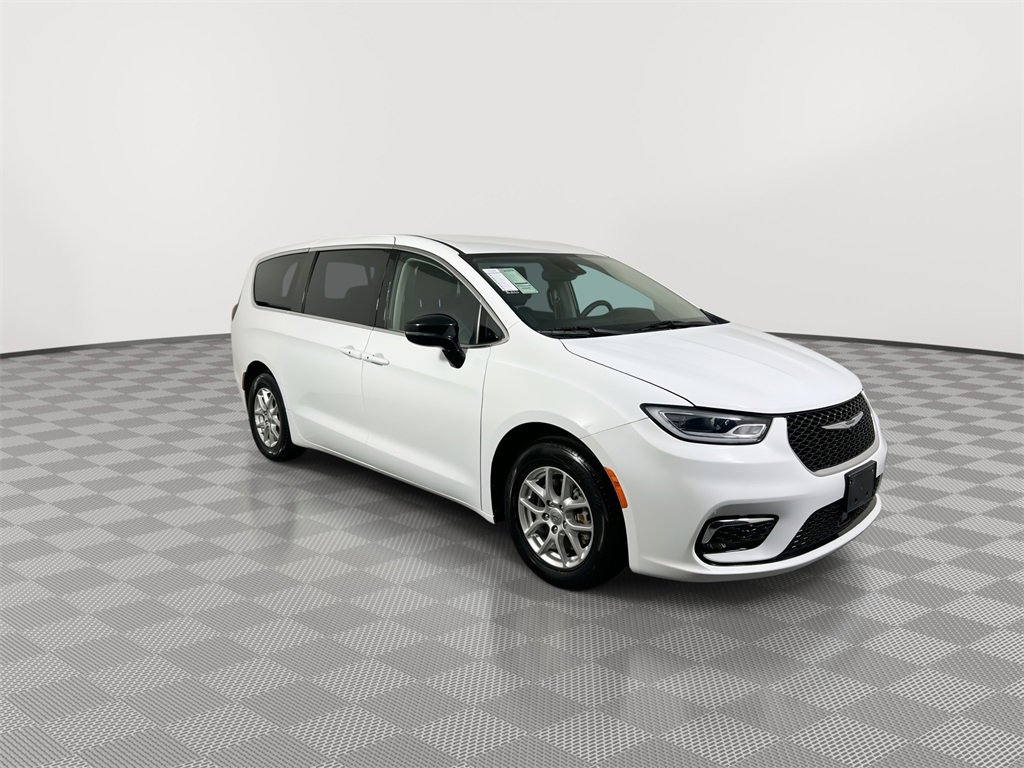 Used 2024 Chrysler Pacifica Touring-L image 2