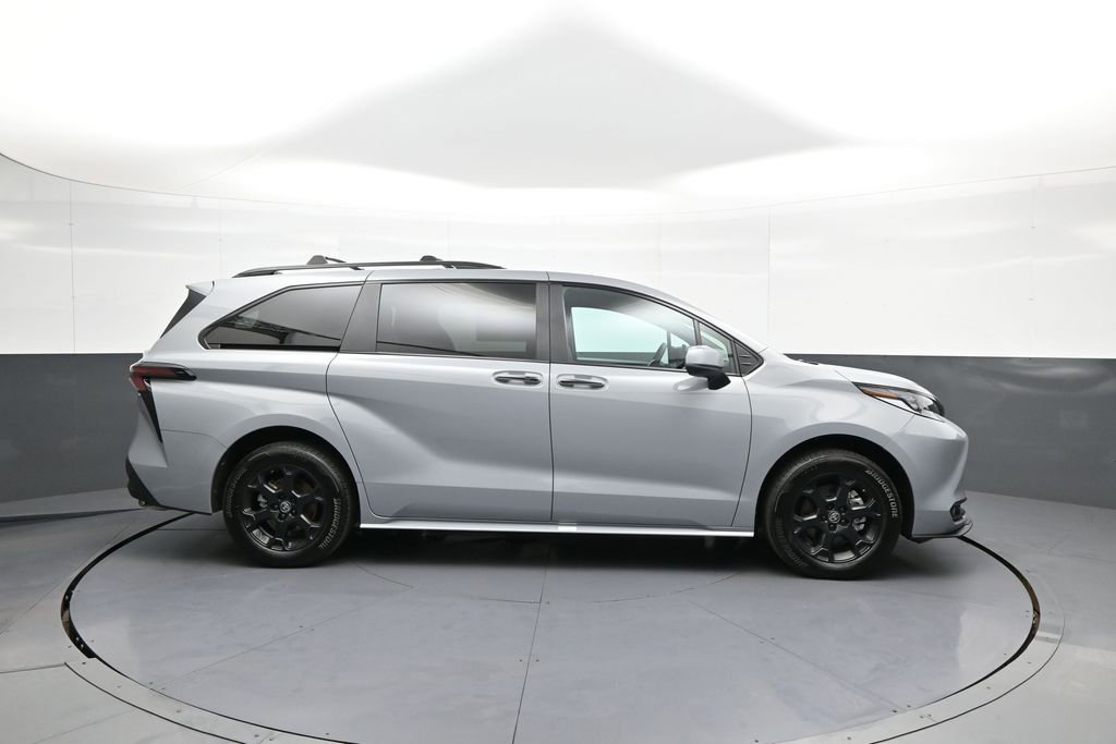 Used 2025 Toyota Sienna XLE Woodland Edition AWD/4WD image 5