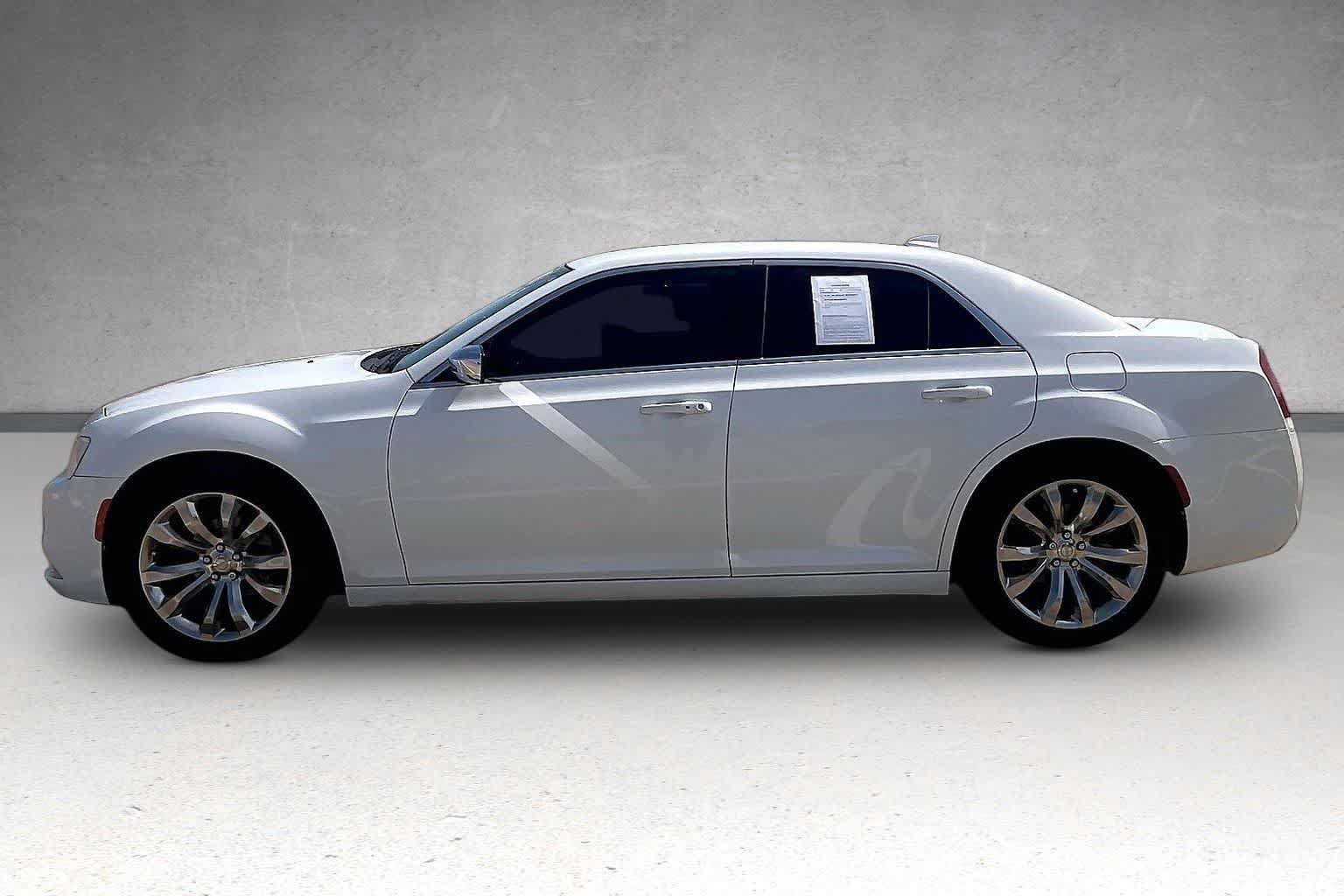 Used 2018 Chrysler 300 Touring w/ Chrome Appearance Package RWD image 3