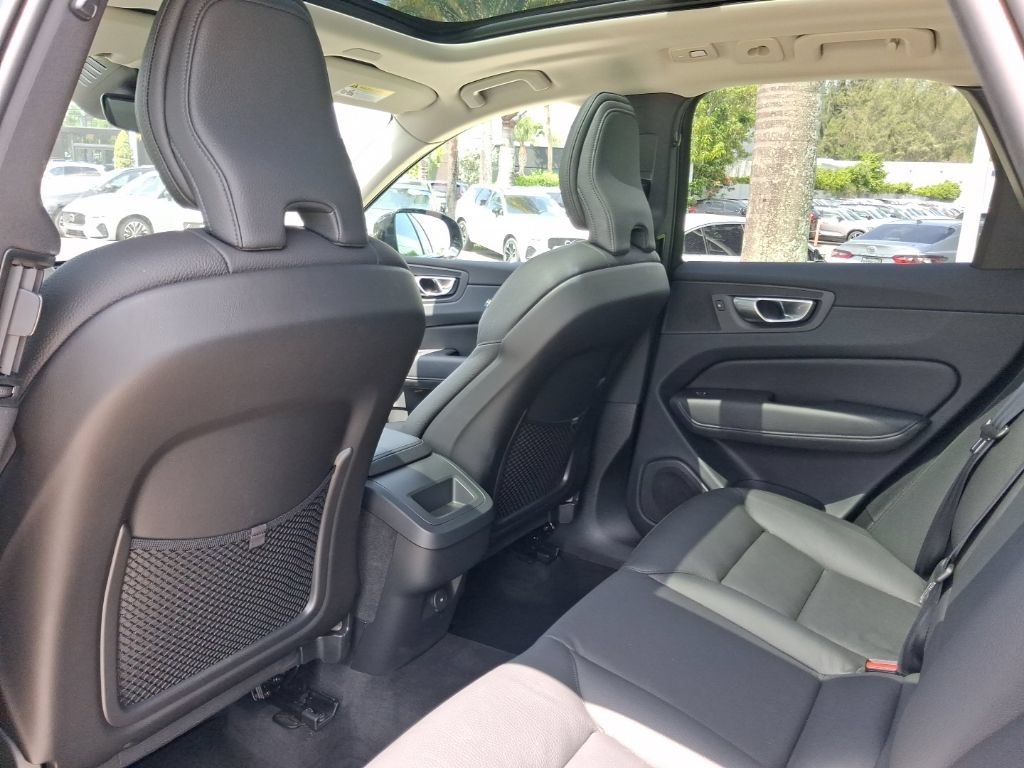 Certified 2024 Volvo XC60 B5 Plus AWD/4WD image 7