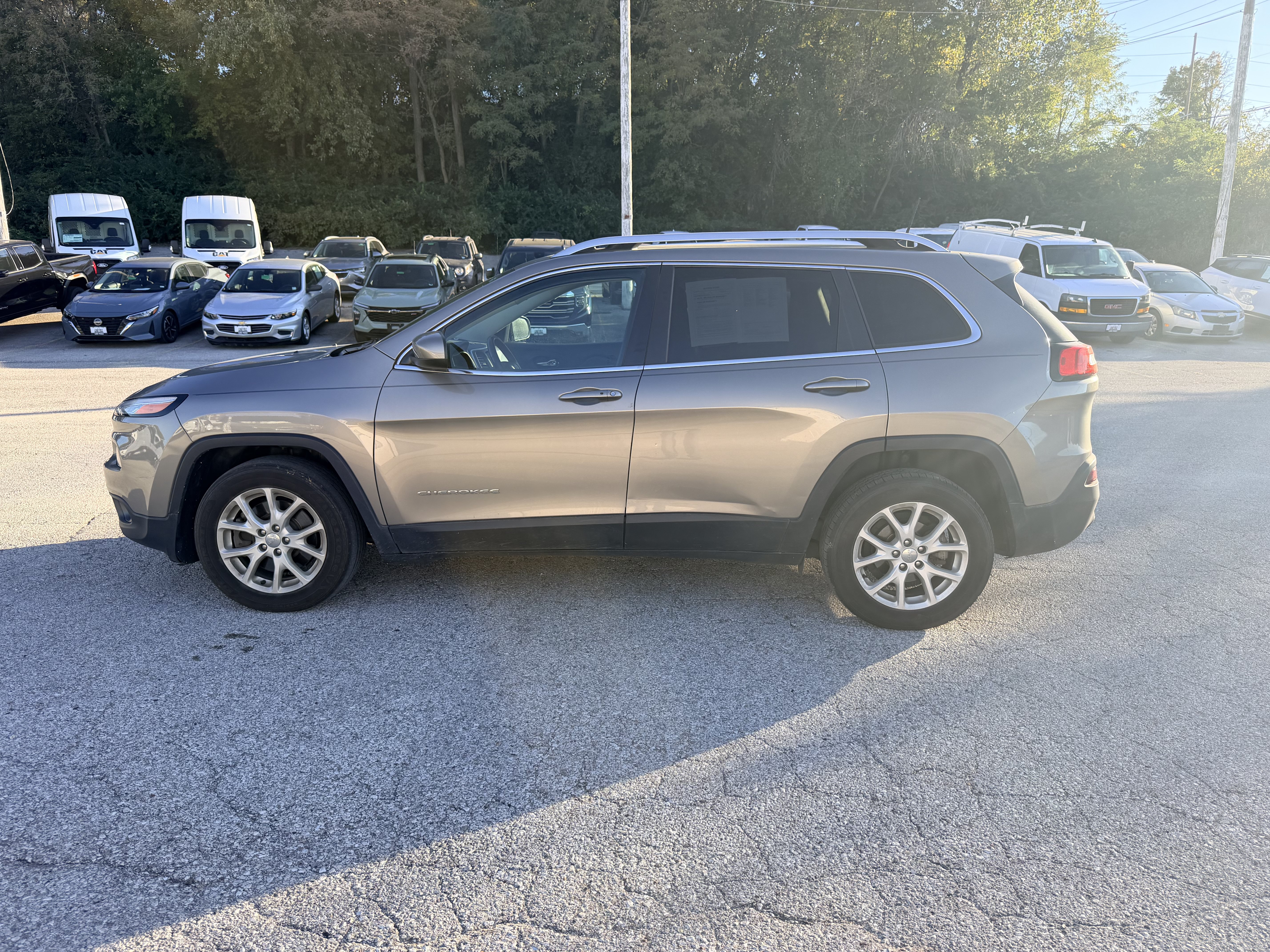 Used 2018 Jeep Cherokee Latitude Plus w/ Cold Weather Group FWD image 4