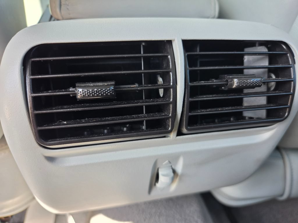 Used 2005 Lincoln Town Car Signature RWD image 29