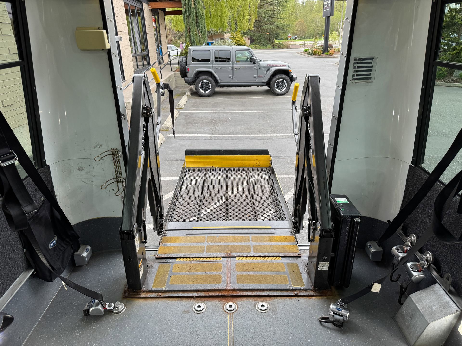 Used 2014 Chevrolet Express 3500 RWD image 22