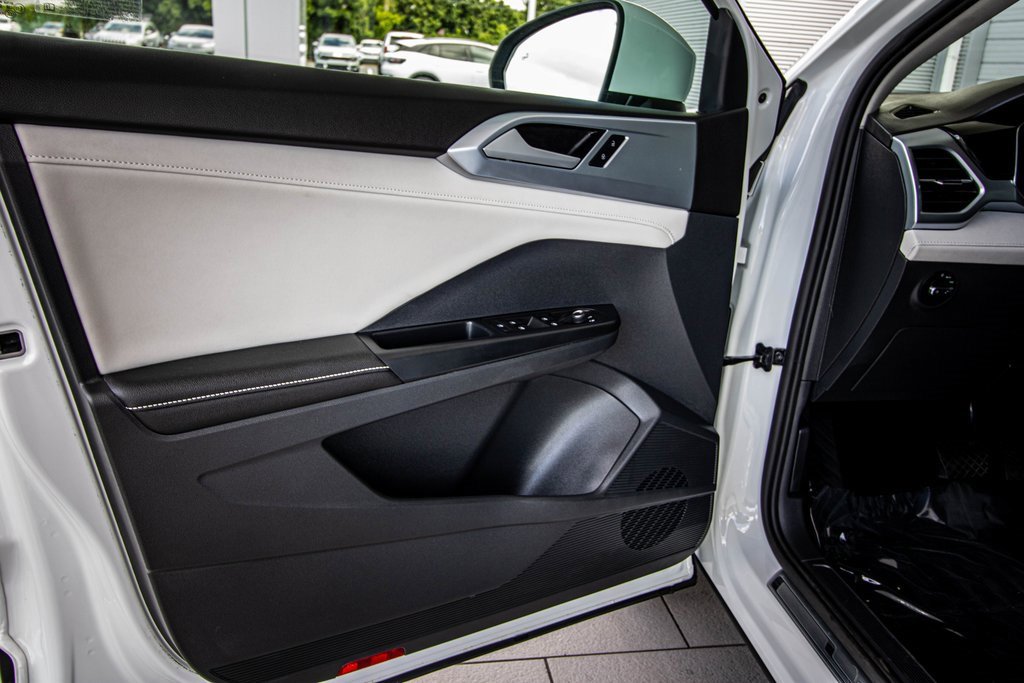 Certified 2025 Volkswagen Taos SE w/ Black Wheel Package image 25