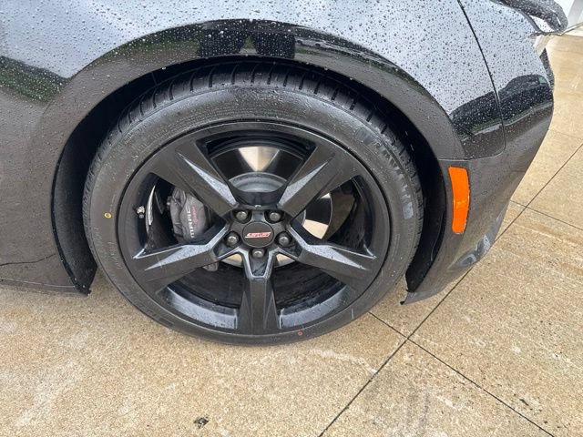 Used 2018 Chevrolet Camaro SS w/ LPO RS/SS Interior Package RWD image 9