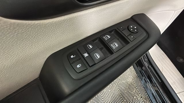 Used 2024 Chrysler Pacifica Touring-L FWD image 10