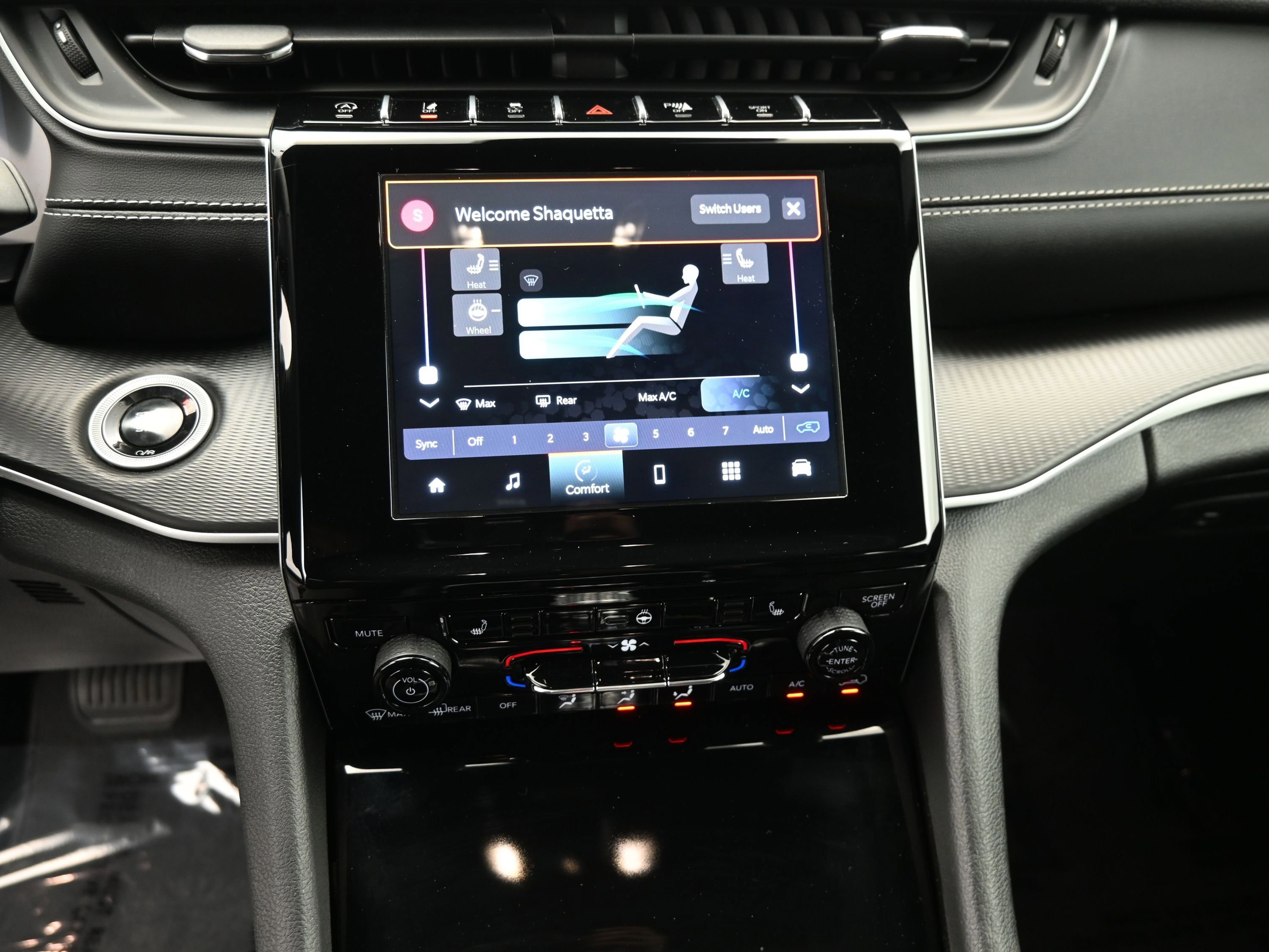 Used 2024 Jeep Grand Cherokee L Laredo image 13