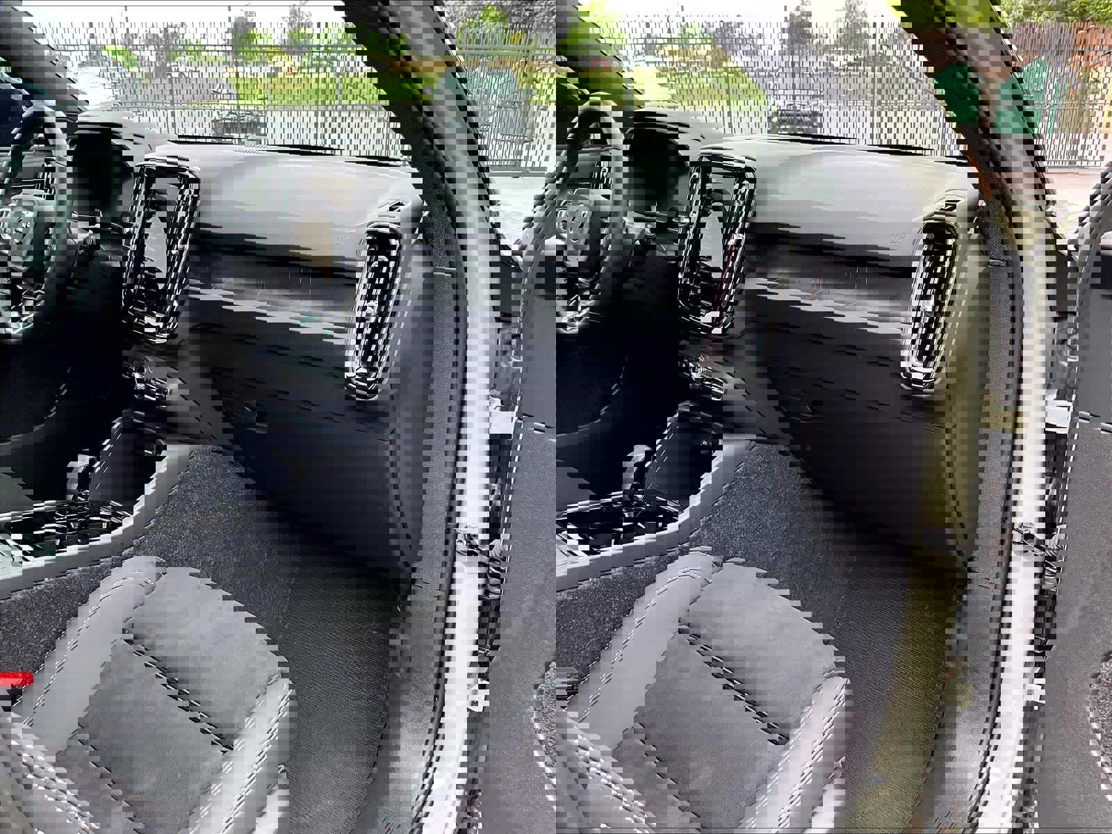 Used 2023 Volvo XC40 Recharge Ultimate AWD/4WD image 18