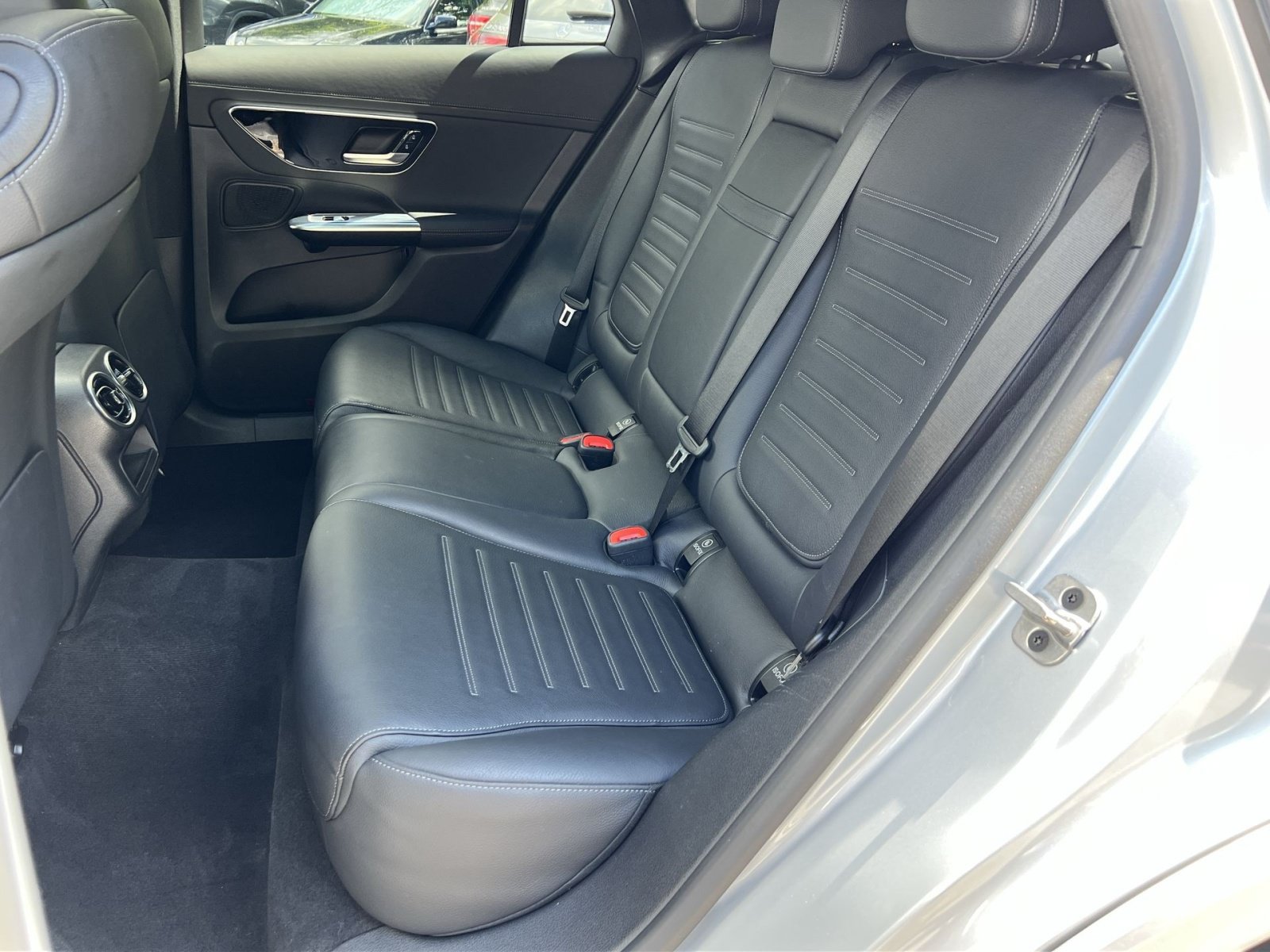 Used 2024 Mercedes-Benz GLC 300 4MATIC image 30