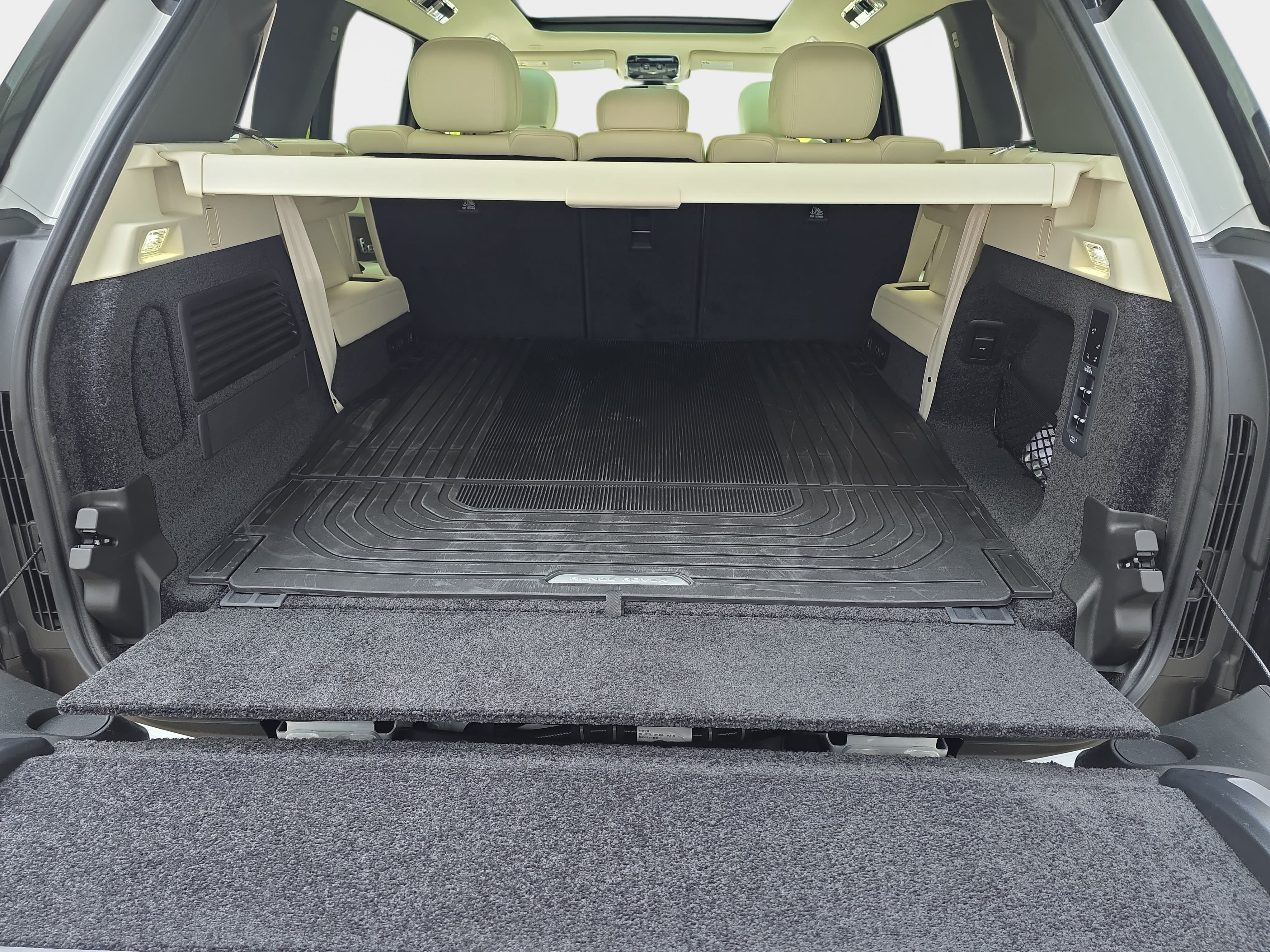 New 2026 Land Rover Range Rover Long Wheelbase SE AWD/4WD image 13