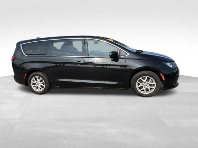 Used 2017 Chrysler Pacifica Touring FWD image 13