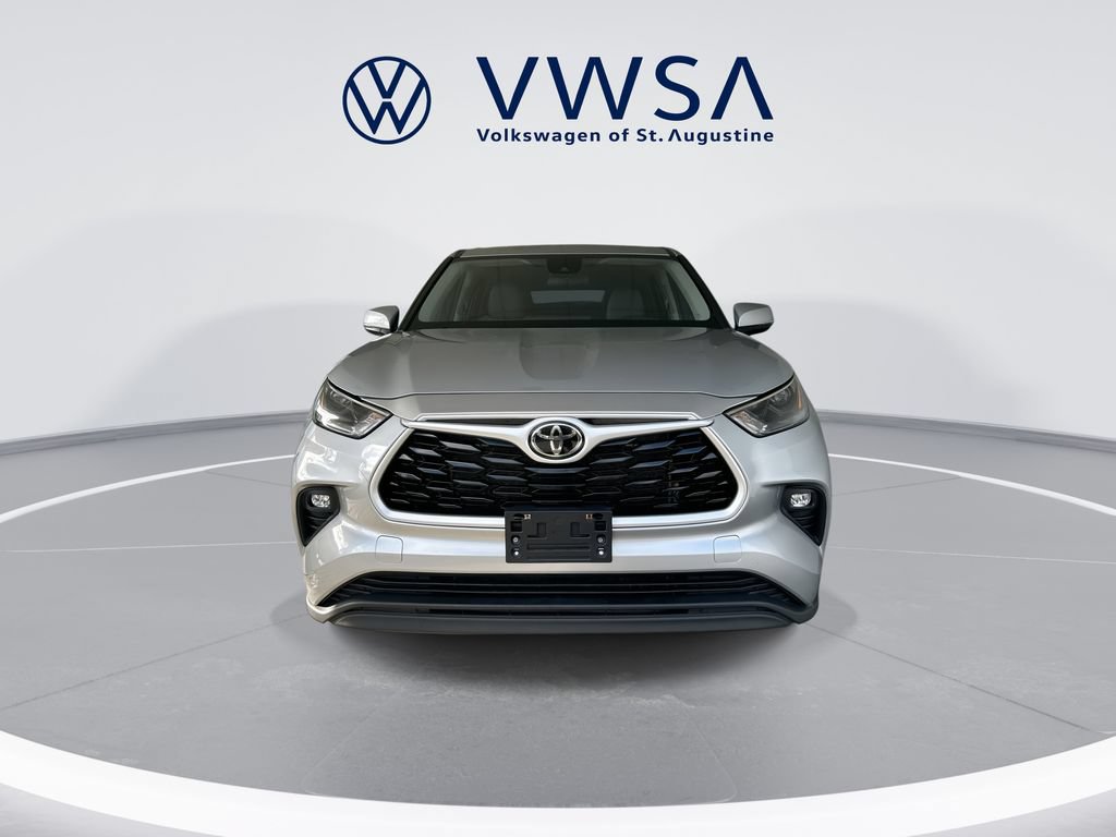 Used 2023 Toyota Highlander LE FWD image 2