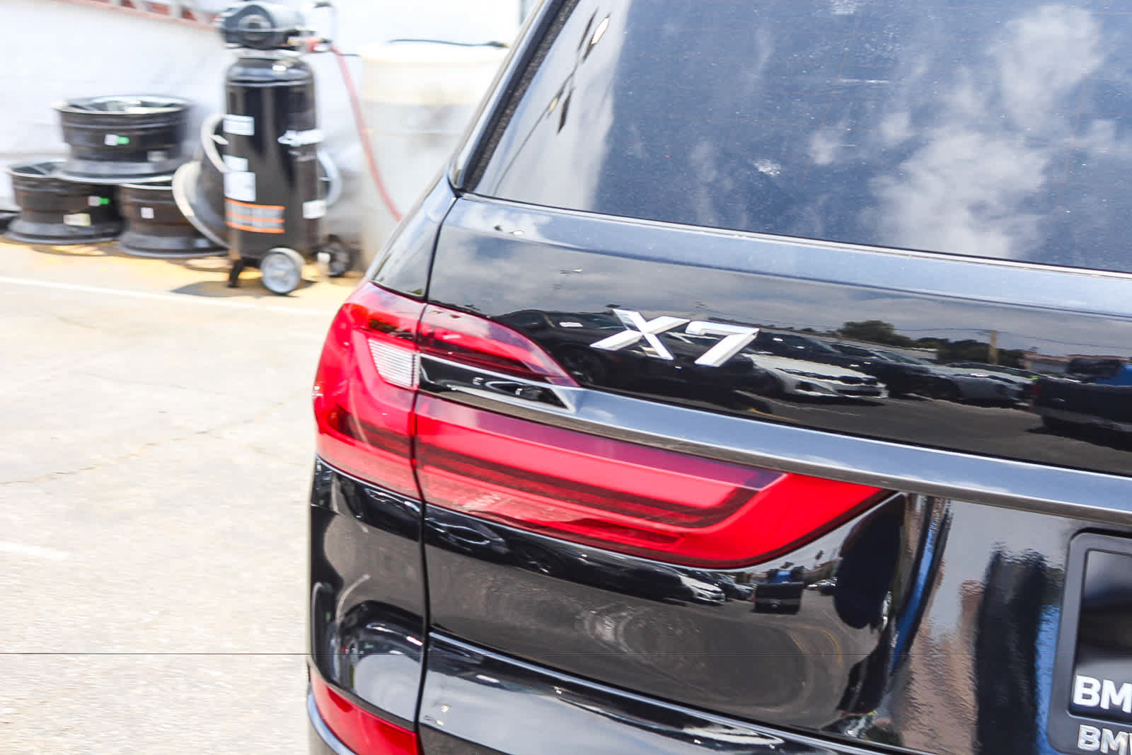 Used 2022 BMW X7 xDrive40i w/ M Sport Package AWD/4WD image 7