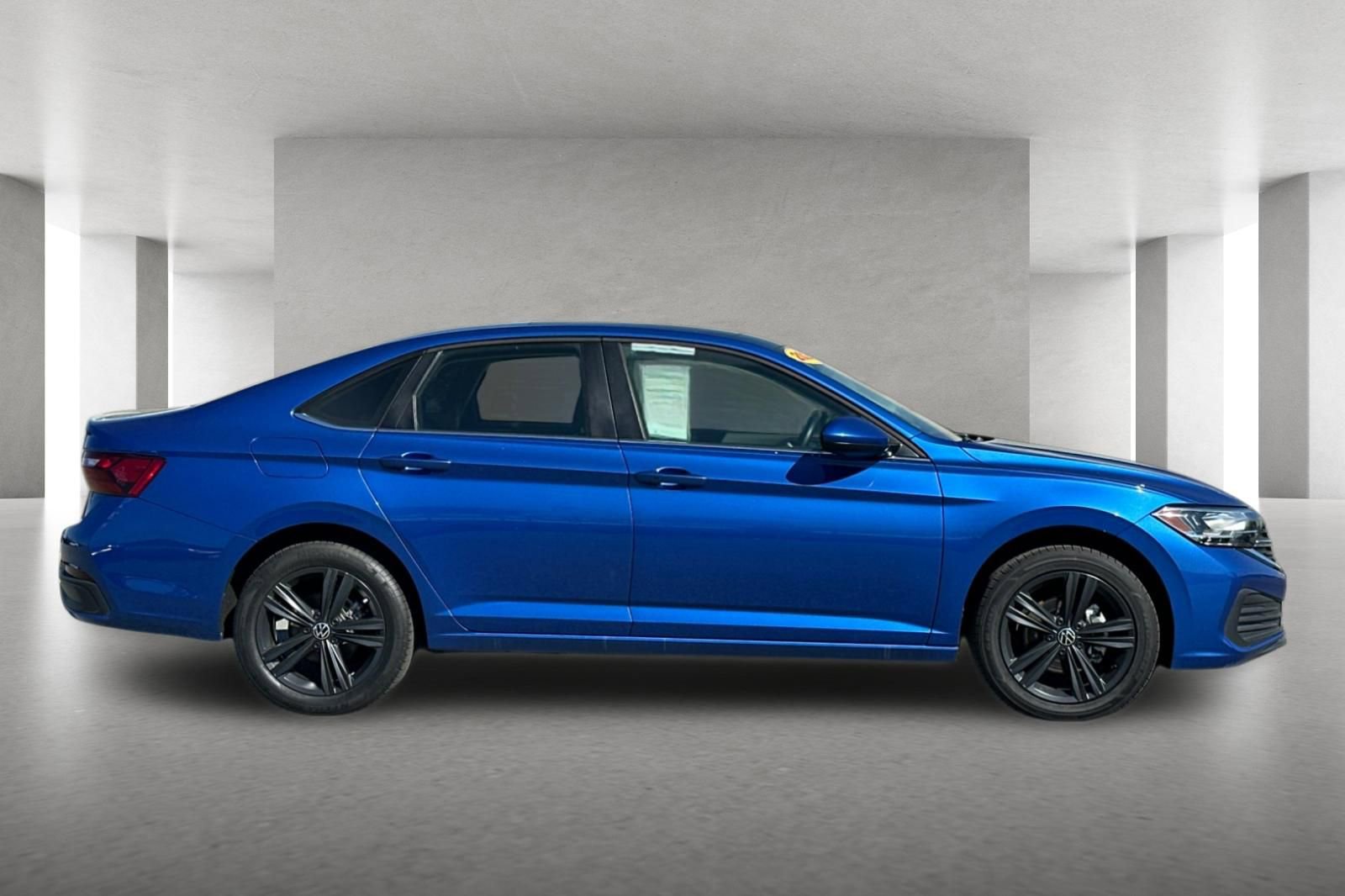 Used 2024 Volkswagen Jetta SE w/ Panoramic Sunroof Package image 3