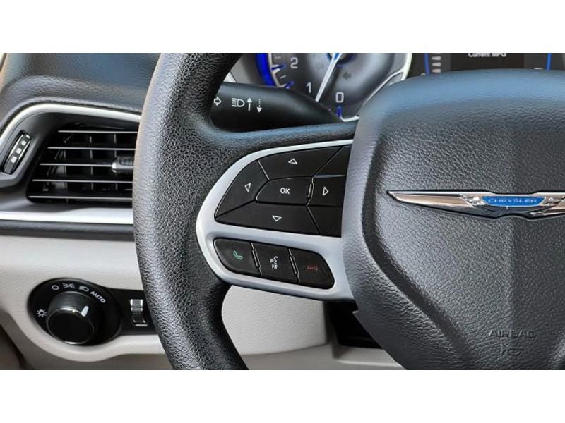 Used 2020 Chrysler Voyager Lxi image 31