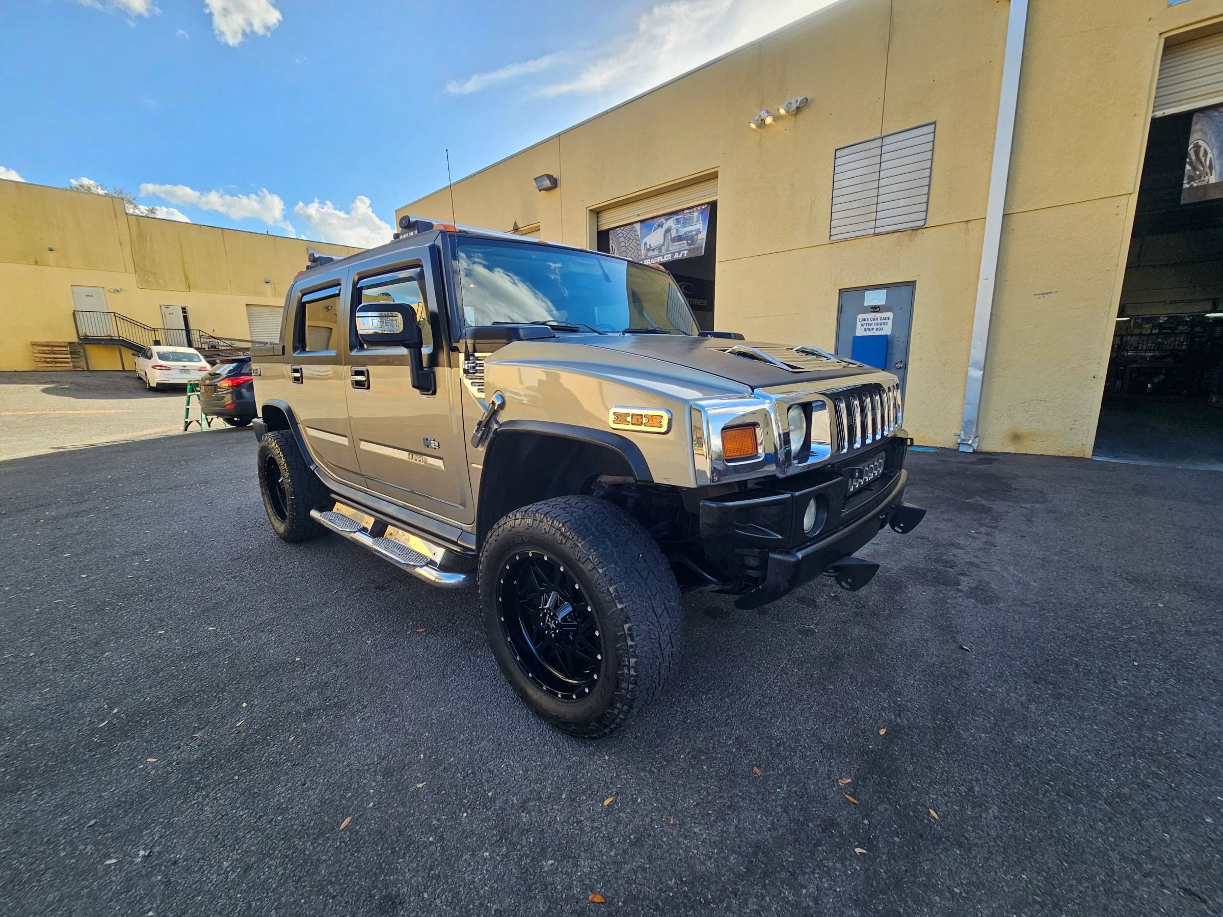 Used 2005 HUMMER H2 SUT w/ Preferred Equipment Group image 1