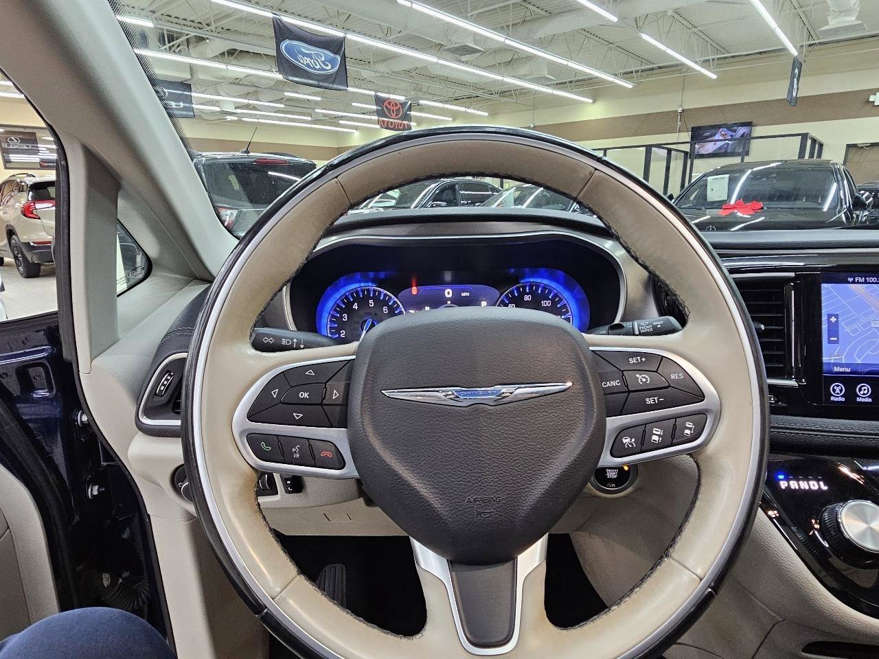 Used 2017 Chrysler Pacifica Limited FWD image 30