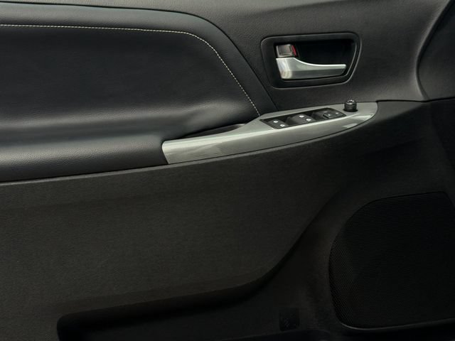 Used 2015 Toyota Sienna SE FWD image 12
