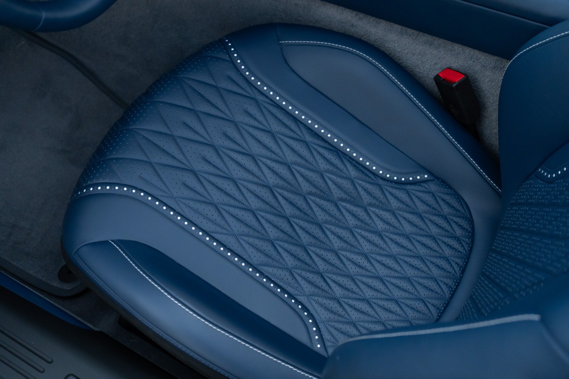 Used 2025 Aston Martin DB12 Convertible RWD image 37