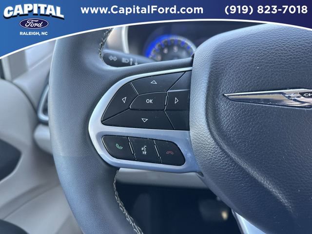 Used 2024 Chrysler Pacifica Touring-L image 21