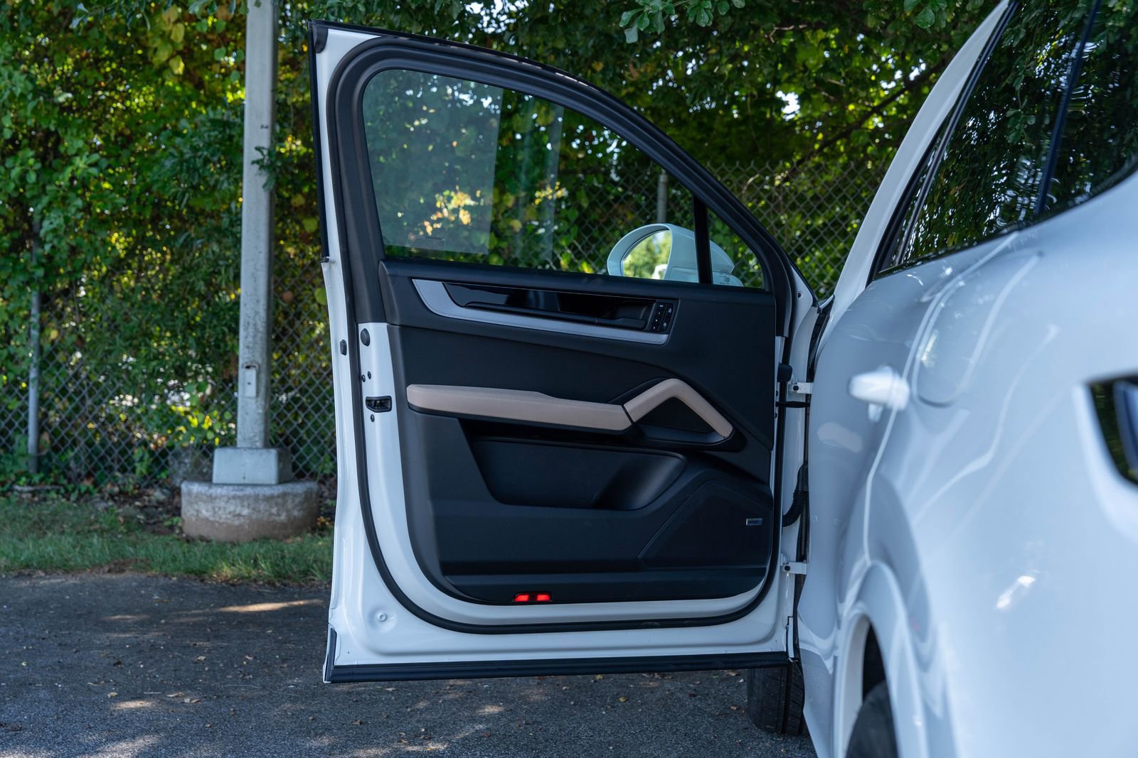 Certified 2025 Porsche Cayenne E-Hybrid w/ Premium Package Plus image 18