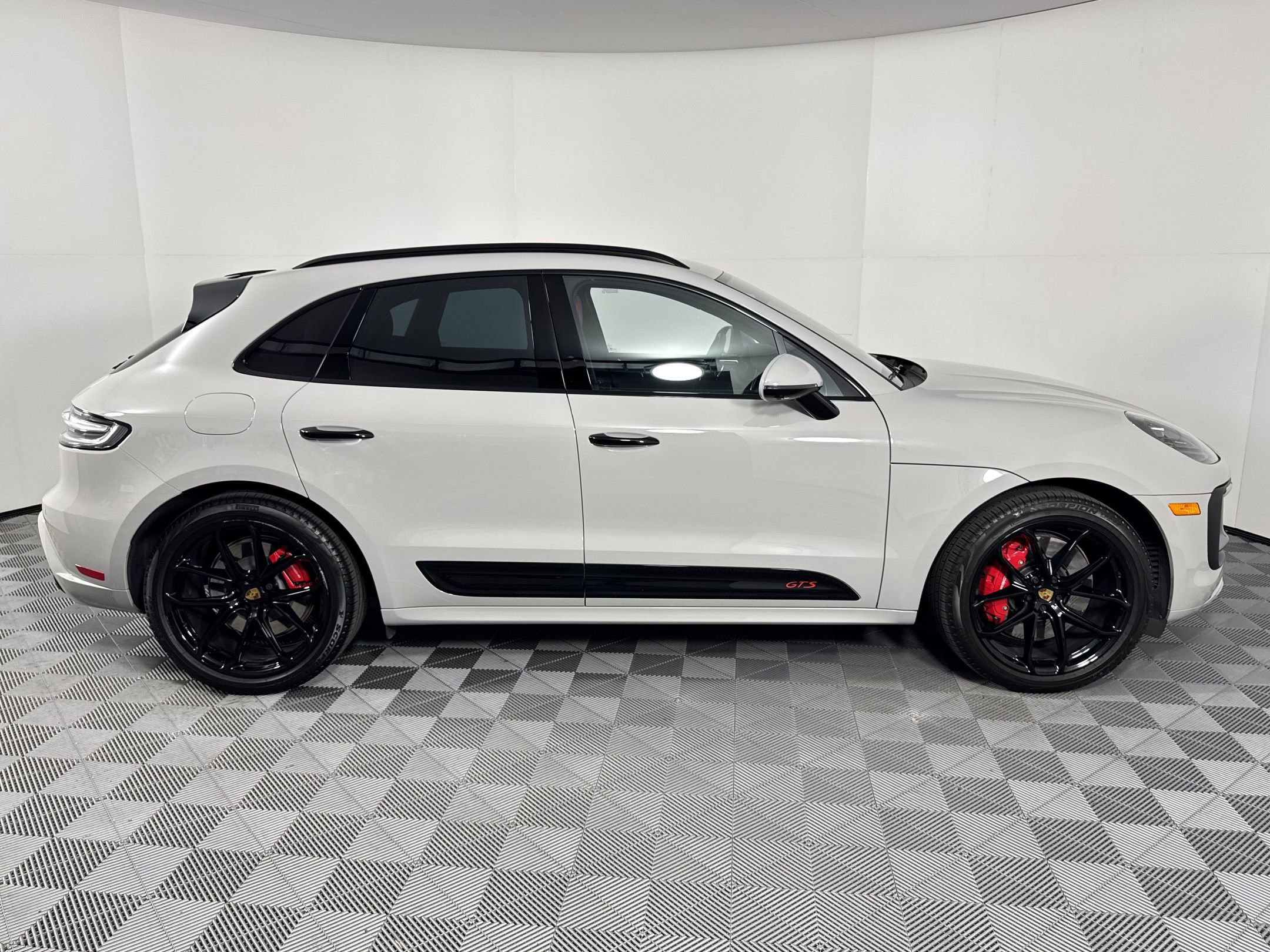 Certified 2025 Porsche Macan GTS image 8
