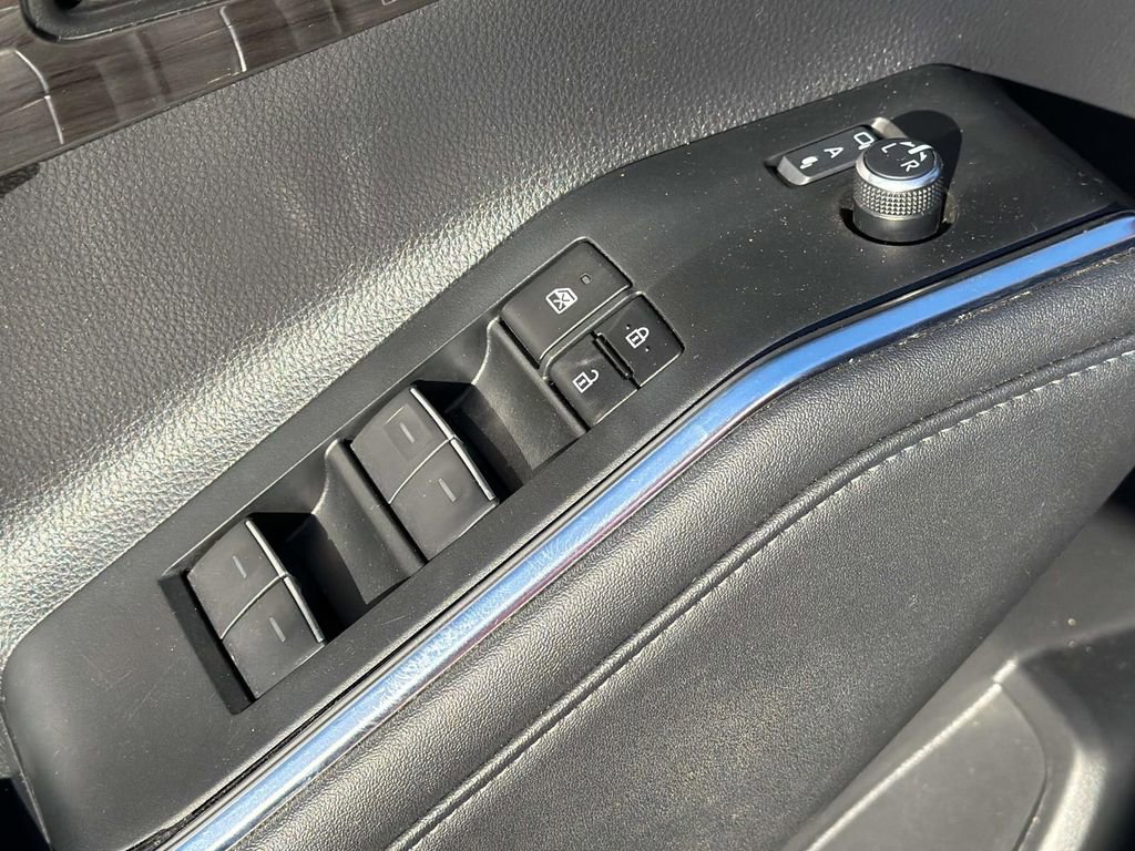 Used 2023 Toyota Highlander Platinum image 25