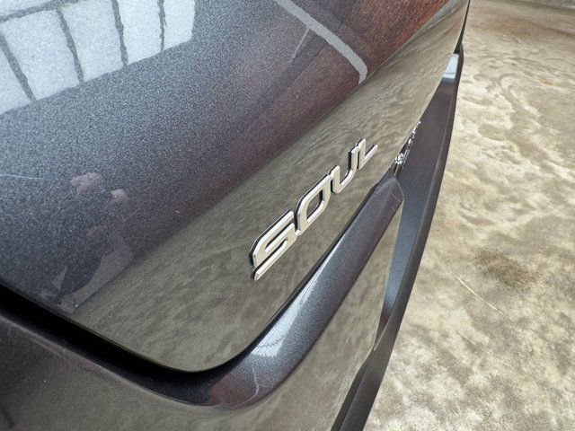 Used 2023 Kia Soul LX w/ LX Technology Package image 3