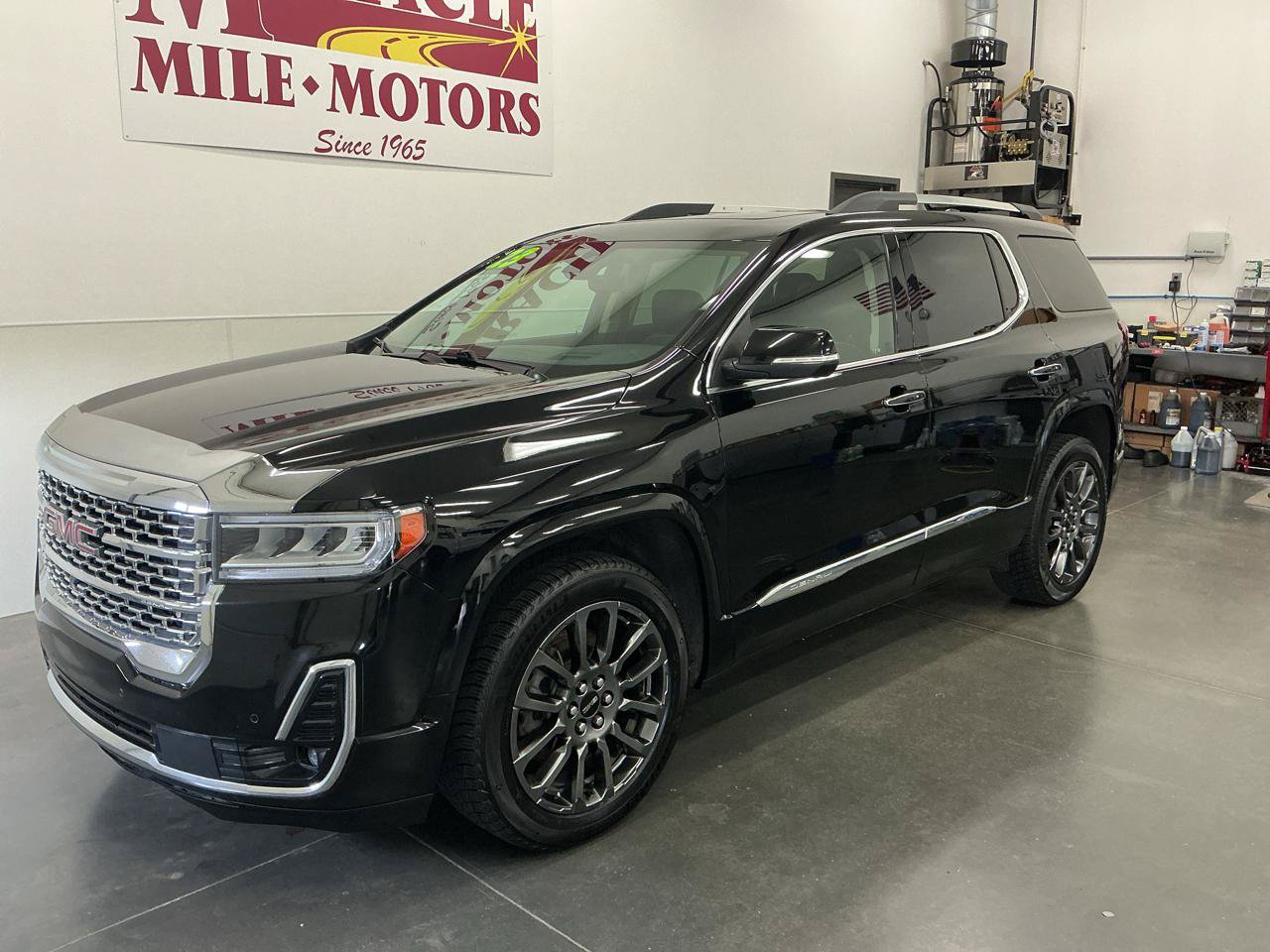 Used 2023 GMC Acadia Denali w/ Black Diamond Edition AWD/4WD image 3
