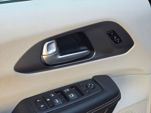 Used 2023 Chrysler Pacifica Touring-L image 11
