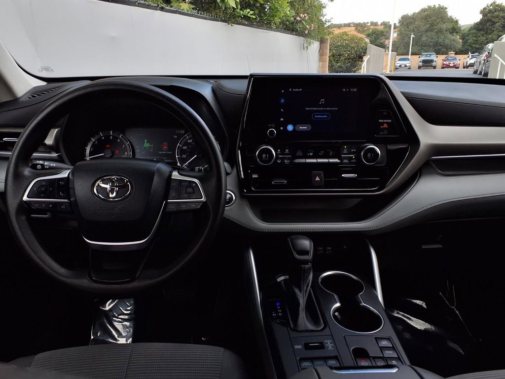 Used 2023 Toyota Highlander L image 19