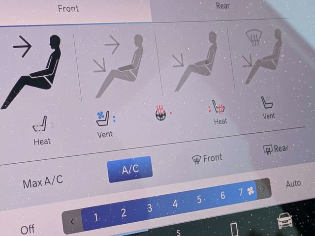 Used 2025 Chrysler Pacifica Limited image 27