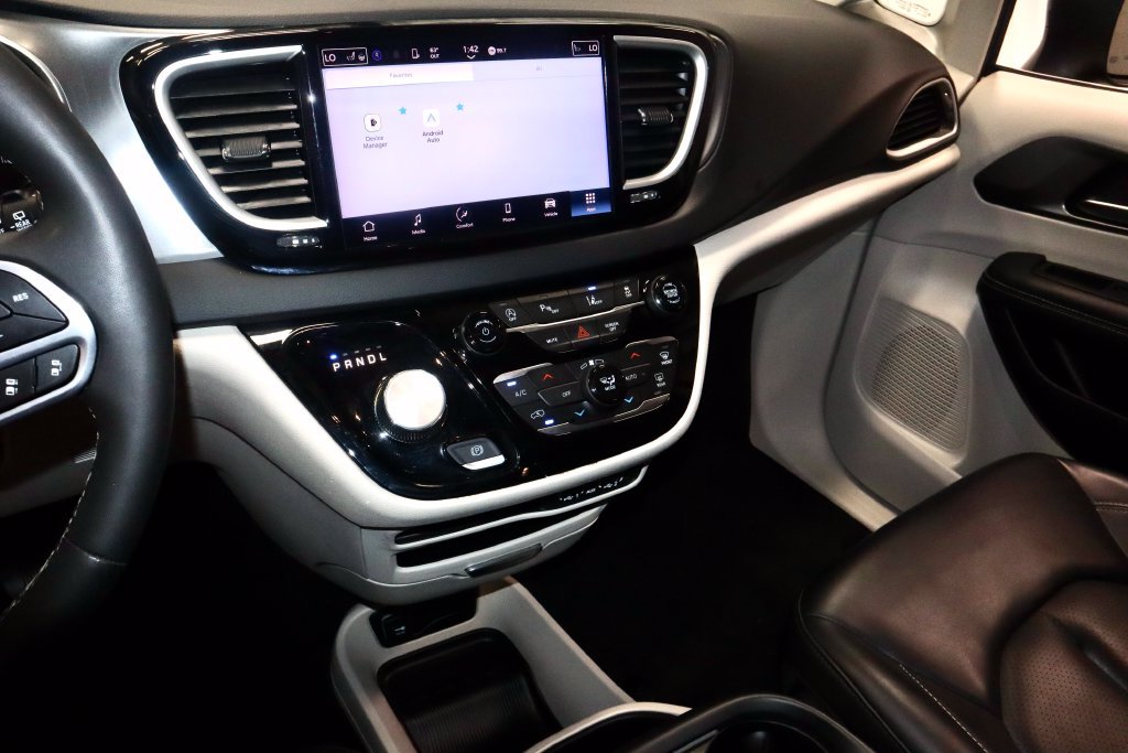 Used 2023 Chrysler Pacifica Touring-L FWD image 30