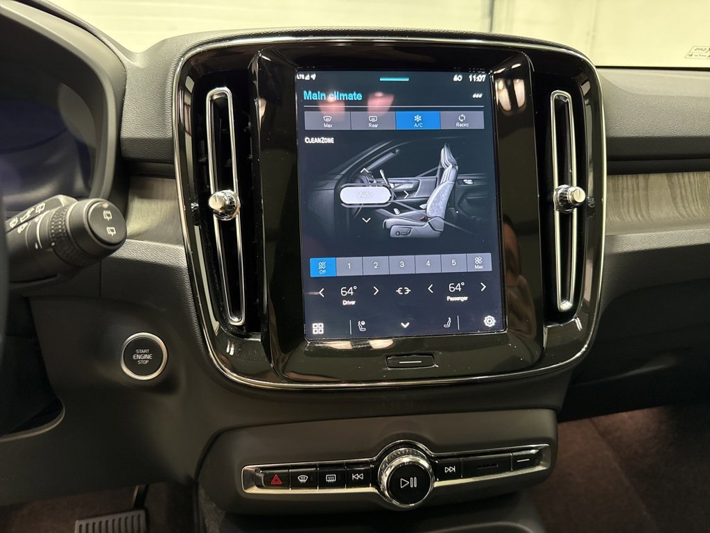 Used 2025 Volvo XC40 B5 Core image 19