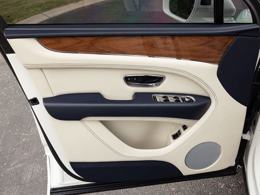 Used 2024 Bentley Bentayga image 23