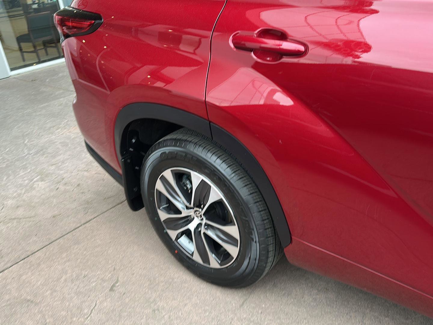 Used 2022 Toyota Highlander XLE AWD/4WD image 25