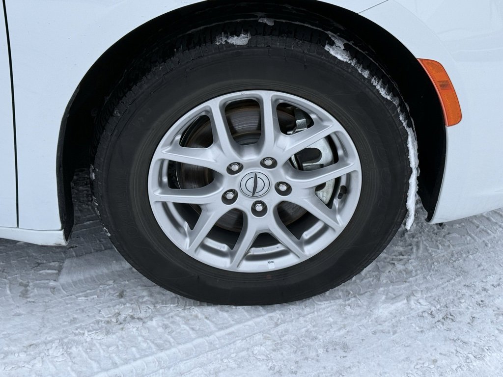 Used 2024 Chrysler Pacifica Touring-L image 9