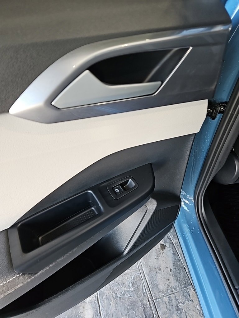 Used 2025 Volkswagen Taos SEL image 21