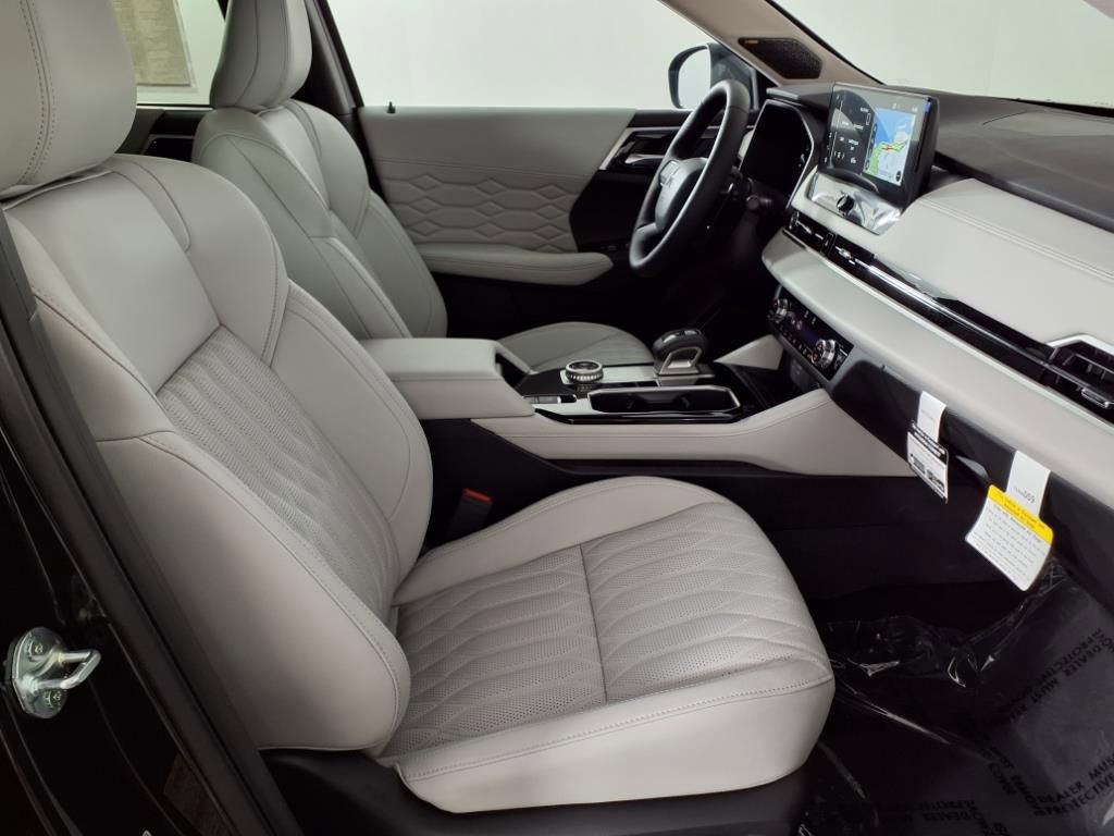 Used 2025 Mitsubishi Outlander AWD image 9