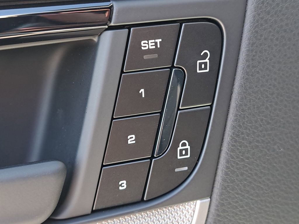 Certified 2025 Porsche Cayenne Coupe image 26