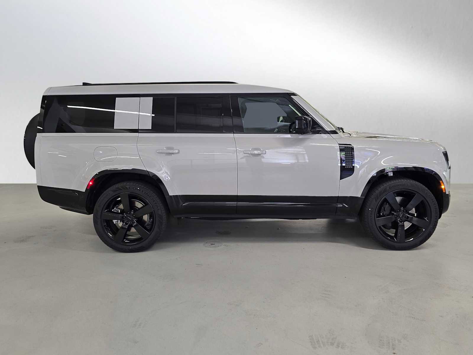 New 2026 Land Rover Defender 130 X-Dynamic SE image 6
