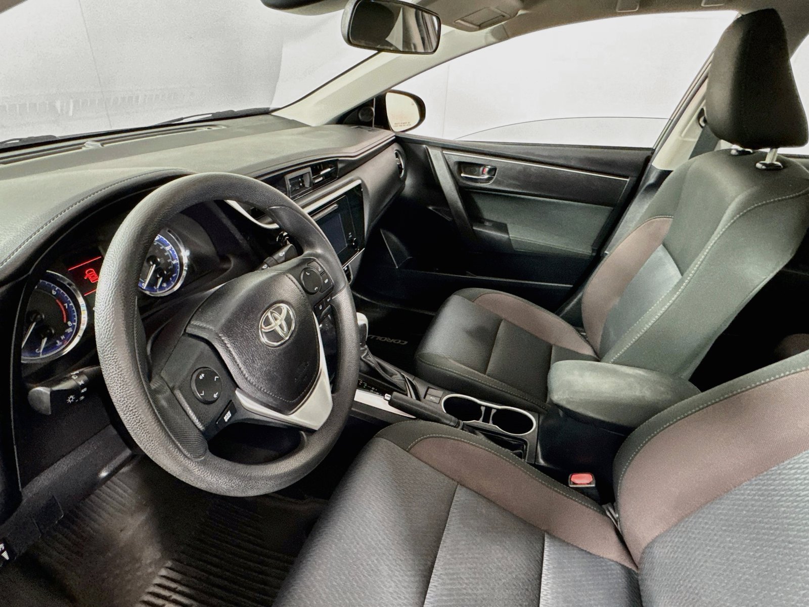 Used 2018 Toyota Corolla LE FWD image 8