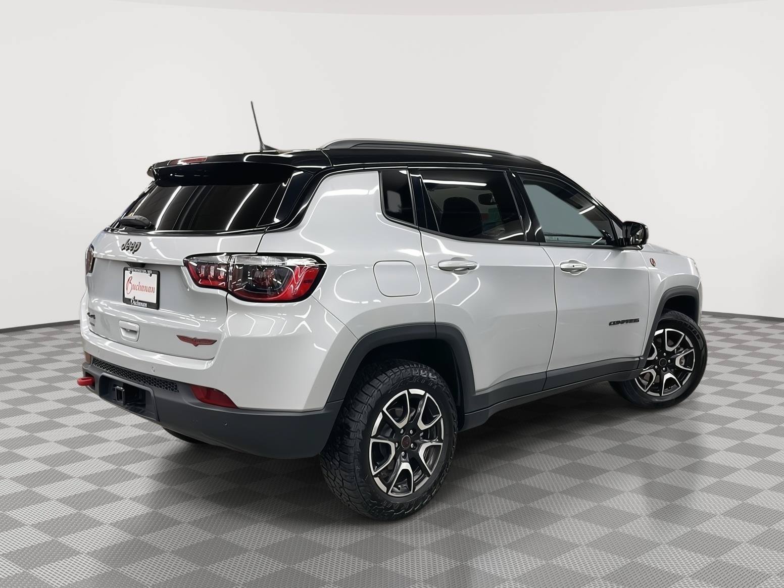 Used 2025 Jeep Compass Trailhawk w/ Trailer Tow Group AWD/4WD image 4